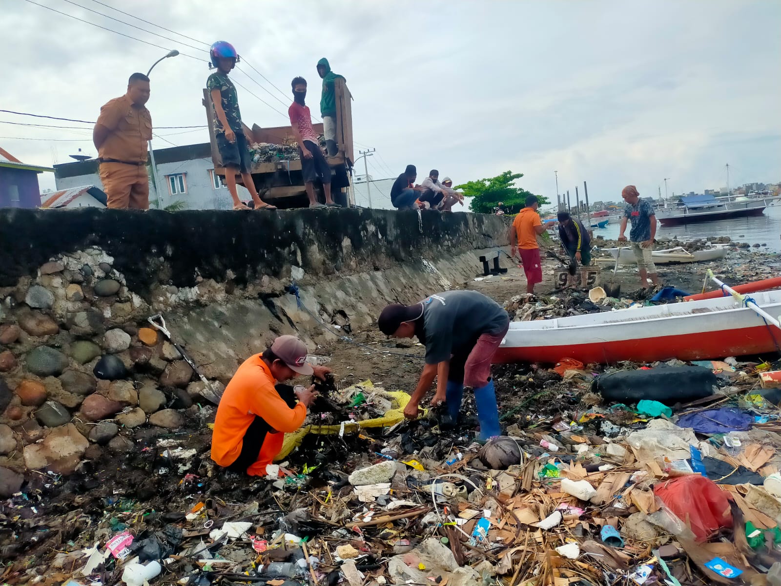 DLH Parepare Ajak Masyarakat Bersinergi Jaga Kebersihan Pantai, Minta Jangan Buang Sampah di Drainase